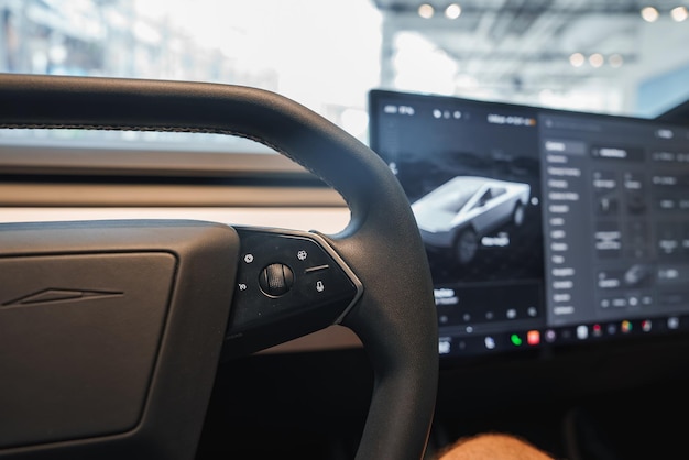 El interior del vehículo Tesla con exhibición de Cybertruck en la sala de exhibición