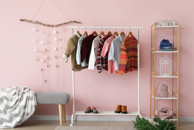 Interior del vestidor moderno con ropa de invierno