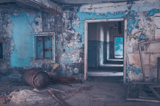 Interior de una vieja estructura construida abandonada