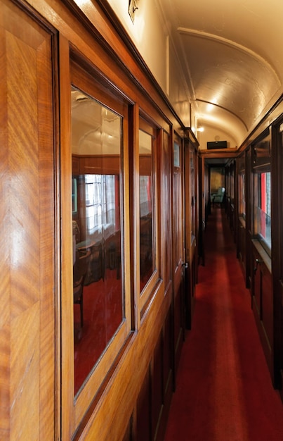 Interior del viejo coche de pasajeros de élite