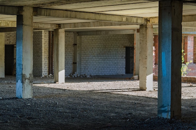 Interior de viejos edificios de fábrica destruidos Ruinas de empresa industrial escombros oscuros destruidos