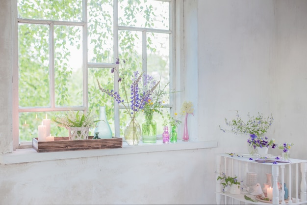 Foto interior vintage branco com flores