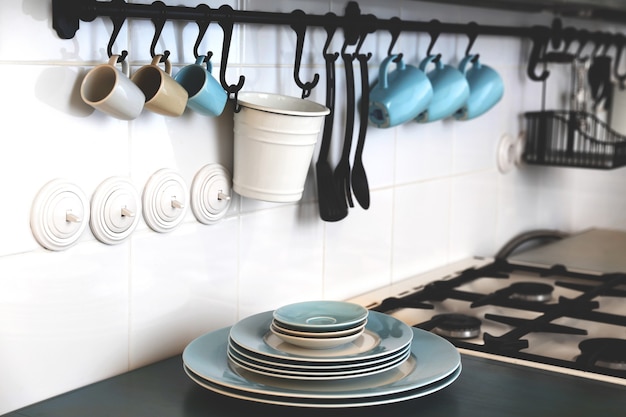 Interiores: bonita pared en la cocina con algunas tazas azules en una fila.