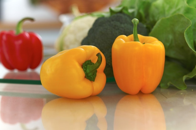 Interiores da cozinha Muitos vegetais e outras refeições à mesa de vidro estão prontos para serem cozidos em breve