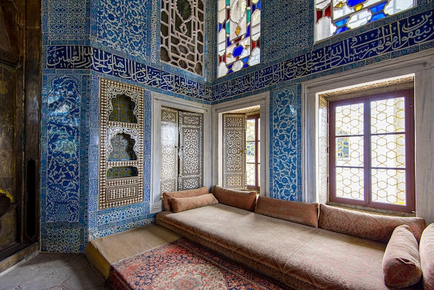 Interiores do Palácio Topkapi e vitrais em Istambul na Turquia