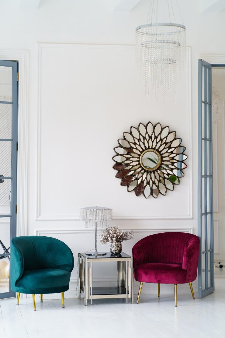 Foto interiores glamorosos e elegantes com mesa de café e duas cadeiras