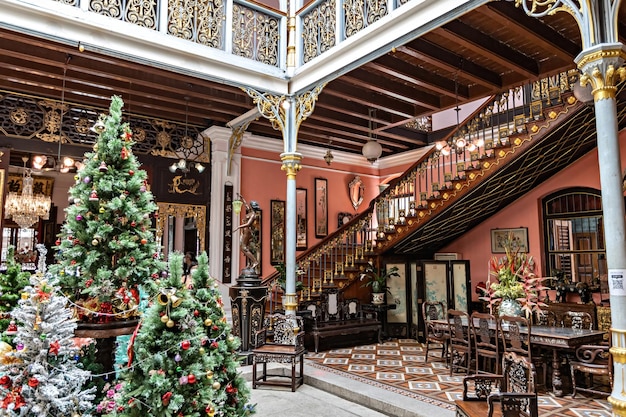 Interiores históricos da Mansão Peranakan com decoração de Natal em Georgetown, Penang