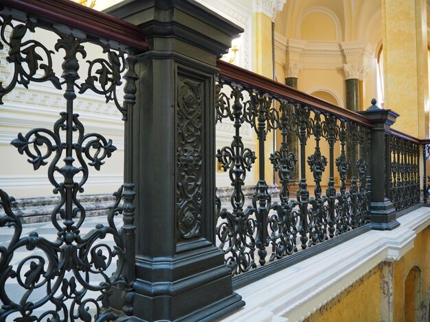 Interiores históricos fragmento de uma antiga grade de castirão palácio do século xviii