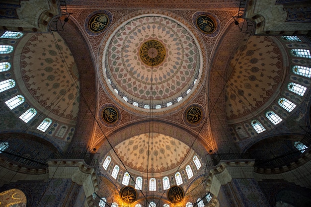 Interiores de la mezquita de Suleymaniye en Estambul.