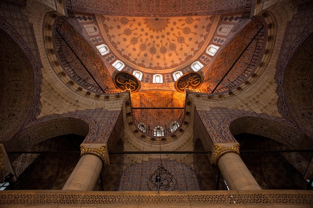 Interiores de la mezquita de Suleymaniye en Estambul.