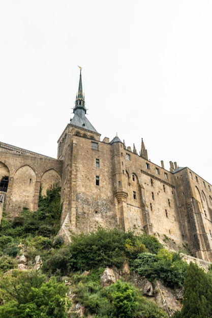 Interiores y paredes de la famosa Abadía de Mont Saint-Michel en el departamento de Manche, región de Normandía, Francia