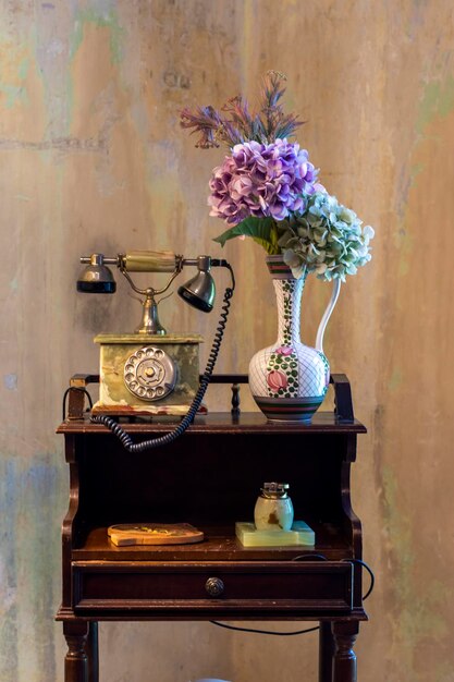 Interiorismo mesa vintage con flores Ático estilo rústicox9xA