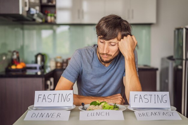 Intermittierendes Fasten beim Frühstück und Abendessen. Konzept des intermittierenden Fastens von oben