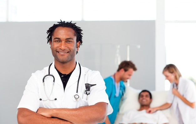 Internationale Ärzte, die sich um einen Patienten kümmern