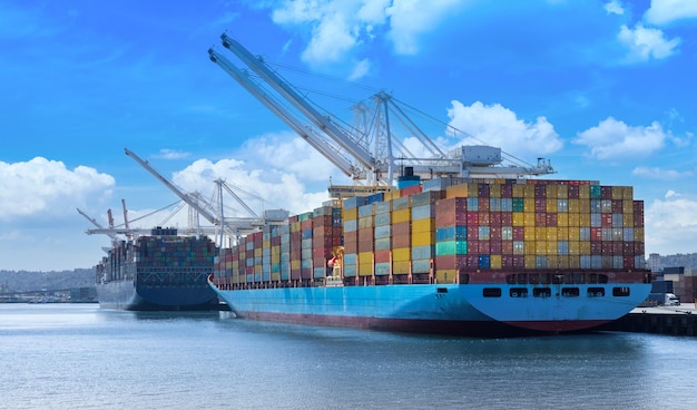 Internationale Containerfracht- und Frachtschiffe koppelten in den Hafenterminals von Seattle an