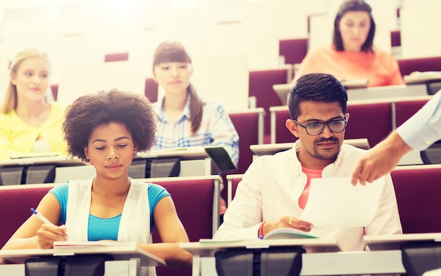 internationale Studenten mit Test auf Vorlesung