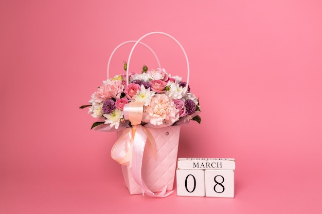 Internationaler Frauentag Schöne Postkarte für den 8. März Blumenstrauß auf rosa Hintergrund