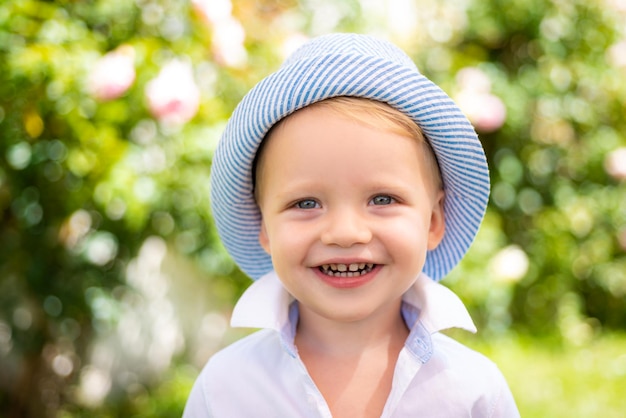 Internationaler Kindertag Kleines Kind genießt den Spaziergang Lustiger Junge Kleiner Junge genießt das Leben und die Natur