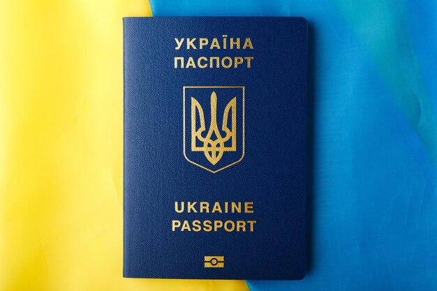 Internationaler Pass der Ukraine vor dem Hintergrund des Nationalflaggenkrieges gegen die Ukraine