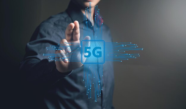 Internet 5G en un chip hombre tocando la pantalla