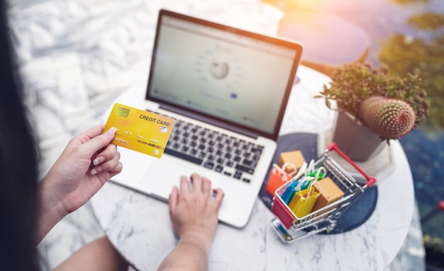 Foto internet banking e conceitos de compras online, mãos de mulher segurando usando cartão de crédito para transferência de dinheiro