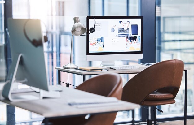 Foto internet del centro de llamadas y auriculares en una pantalla de computadora en un espacio de oficina vacío para el servicio al cliente empresa de telemarketing y ventas o soporte técnico de crm con el sitio web de contacto en un escritorio