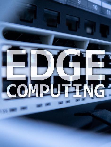 Internet de computación EDGE y el concepto de tecnología moderna en el fondo de la sala de servidores moderna