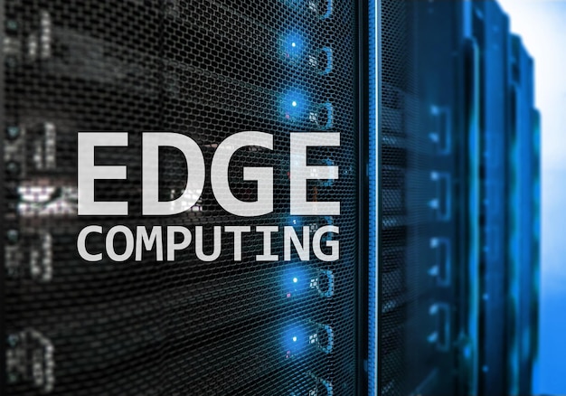 Internet de computación EDGE y el concepto de tecnología moderna en el fondo de la sala de servidores moderna