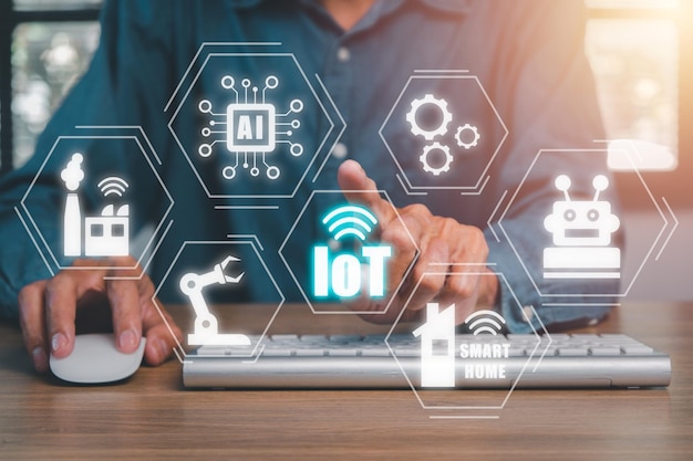 Internet de las cosas (IOT) Mano de persona usando computadora portátil con pantalla VR Icon de fondo de Internet de las cousas Transformación digital Concepto de tecnología moderna