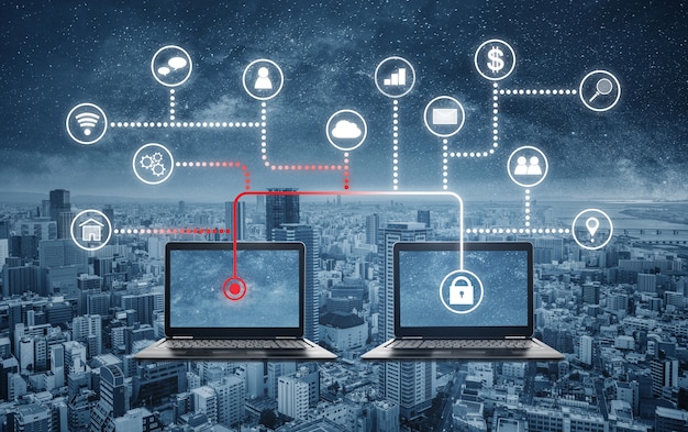 Internet y sistema de seguridad de red en línea. Ordenador portátil pirateando, y robando datos de computadora portátil