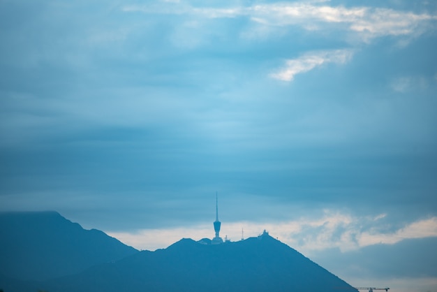 Internet y torres satelitales en las montañas