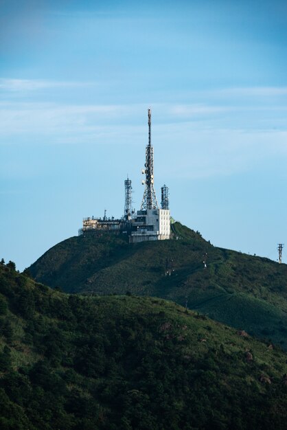 Internet- und Satellitentürme in den Bergen