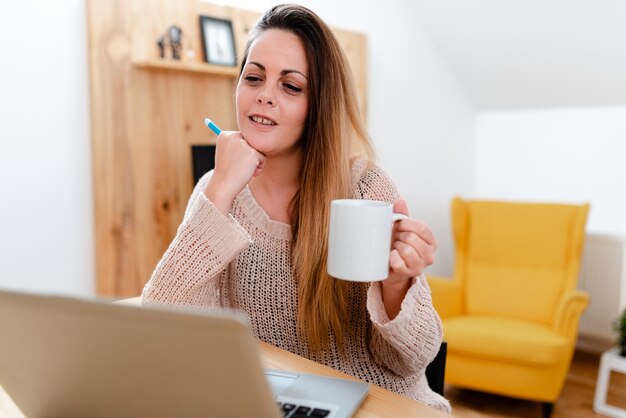 Internet-Video-Chat-Konzept, abstrakte Fernbeziehung, virtuelles Klassentreffen, Remote-Office-Arbeit, Computerpräsentation, Vorlesungen halten