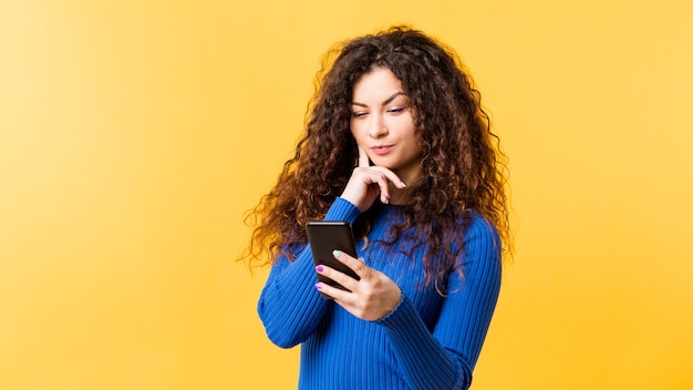 Internetsucht. Übermäßige Nutzung sozialer Netzwerke. Junge Dame mit Smartphone, neugierig auf neue Beiträge im Webfeed.