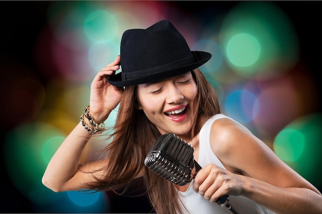 Foto interpretante femenina en una discoteca con micrófono