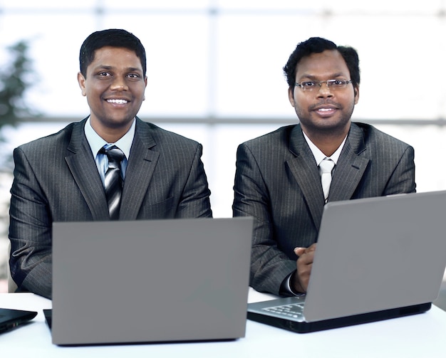 Interracial Business Team arbeitet am Laptop im modernen Büro