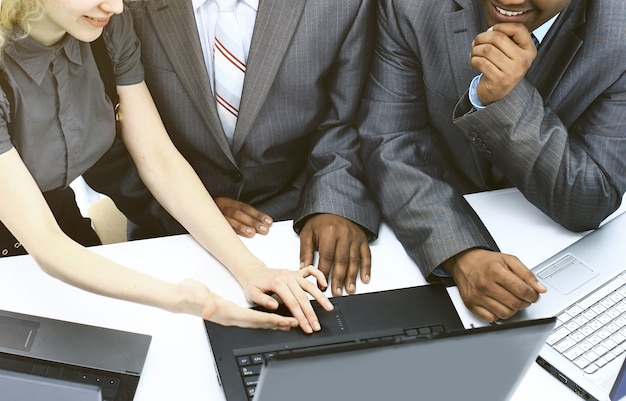 .Interracial Business Team arbeitet am Laptop in einem modernen Büro