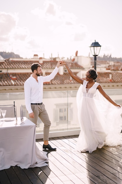 Interracial Hochzeitspaar Destination Fineart Hochzeit in Florenz Italien afroamerikanische Braut und