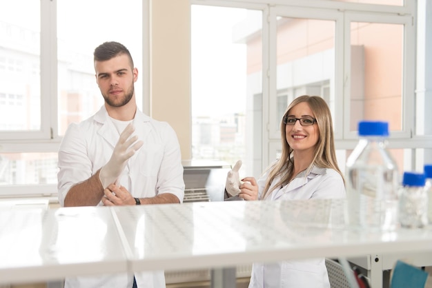 Interracial Team von männlichen und weiblichen medizinischen oder wissenschaftlichen Forschern oder Ärzten in einem Labor