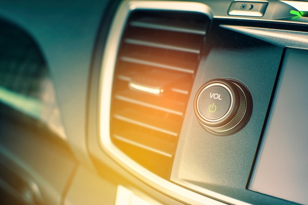 Interruptor de control del botón de encendido de la unidad principal de audio multimedia en automóviles de lujo, concepto de pieza automotriz.