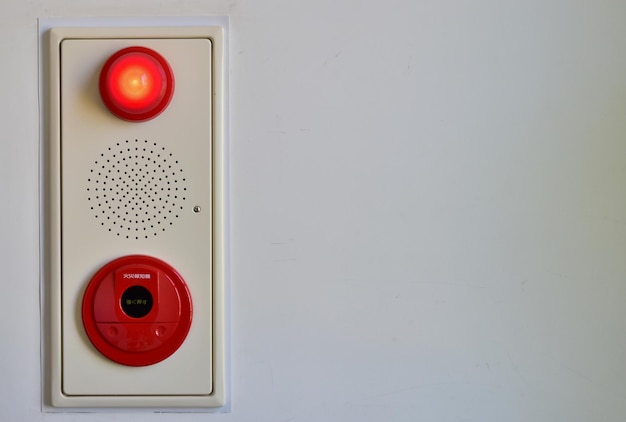 Foto interruptor de alarme de incêndio e luz vermelha na parede