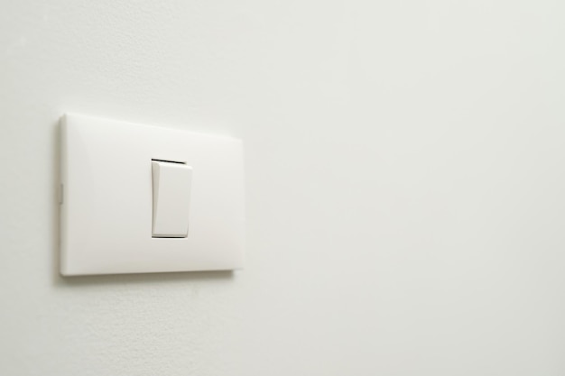Interruptor de iluminação eletrônico com energia elétrica doméstica de fundo de parede branca