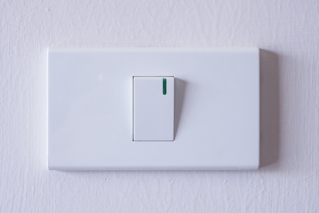 Interruptor de luz da sala na parede de concreto branca