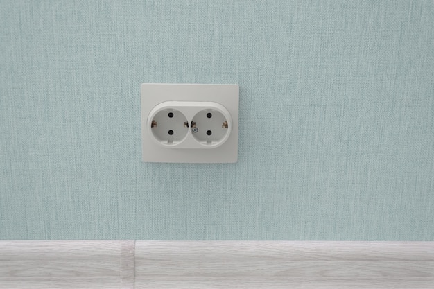 Interruptor e soquete bege branco isolado em uma estética de parede leve do local de design de interiores de segurança de reparo elétrico para texto