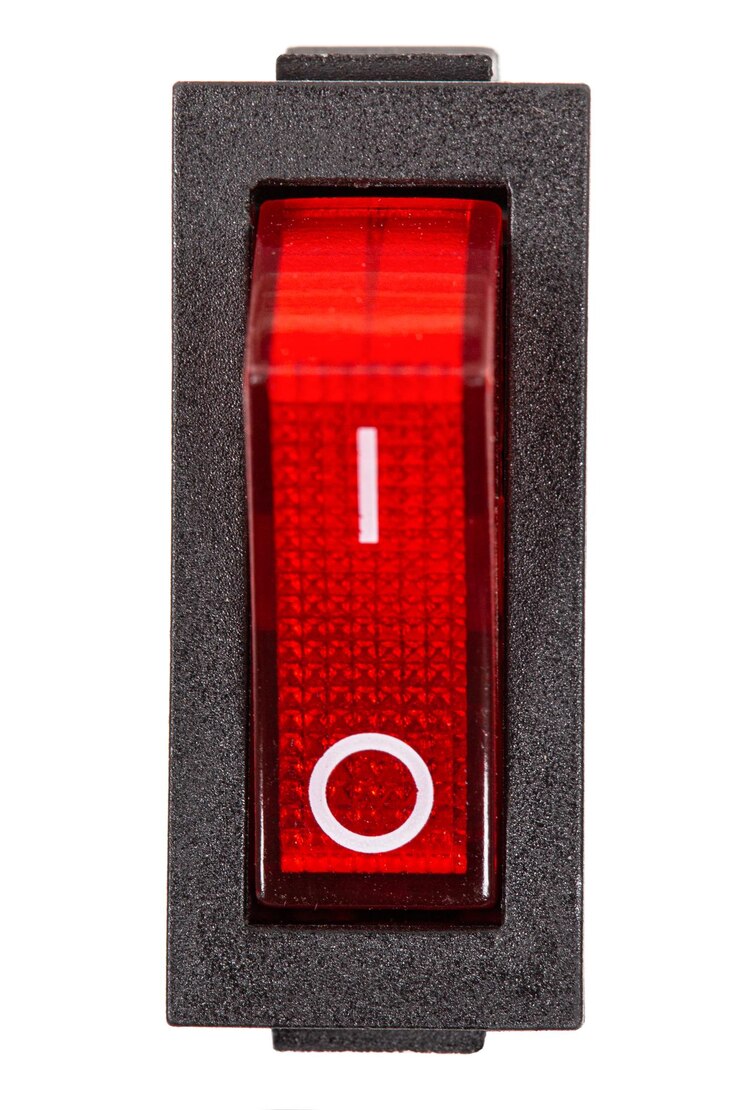 Foto interruptor de encendido rojo en la posición of aislado sobre fondo blanco sin sombras