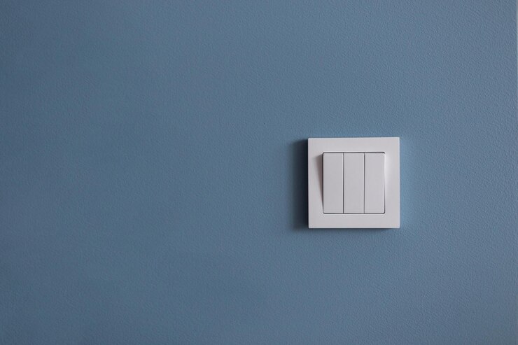Foto interruptor de luz blanca en la pared azul espacio libre para diseño y texto idea creativa encendida