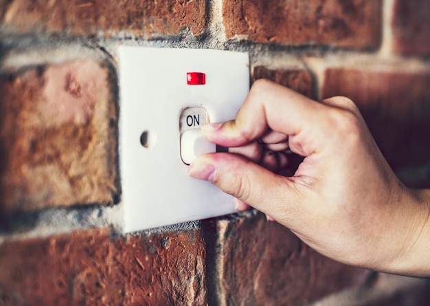 Un interruptor de luz en una pared de ladrillo