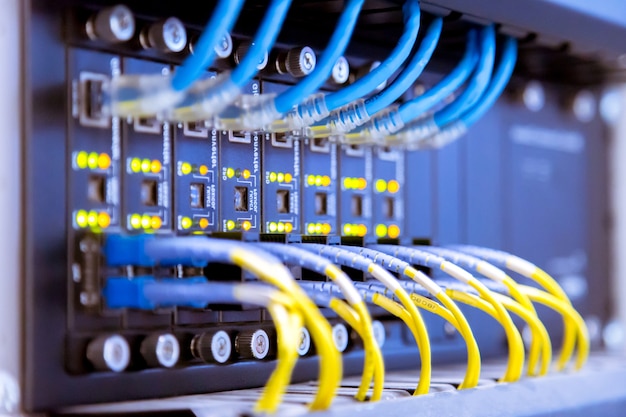 Interruptor de red y cables ethernet, concepto de centro de datos.