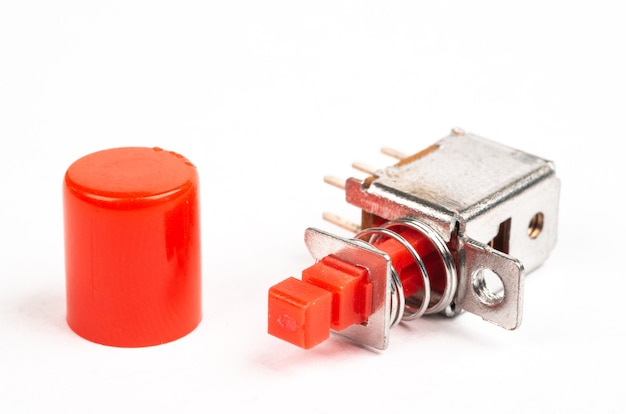 Interruptores elétricos em miniatura com tampas vermelhas em fundo branco isolado