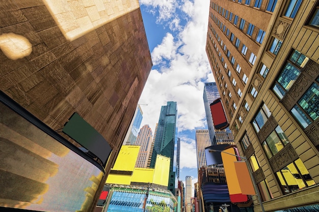 Interseção da 7th Avenue e West 44th Street em Midtown Manhattan, Nova York, EUA. É a Times Square. É um cruzamento comercial entre a Broadway e a 7ª Avenida